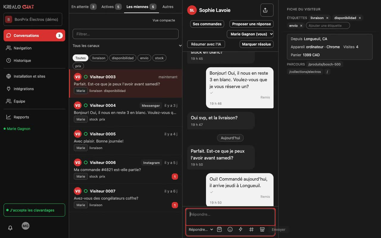 La console de Krealo Chat : la liste des conversations à gauche, le fil au centre, et à droite la fiche du visiteur avec son panier.